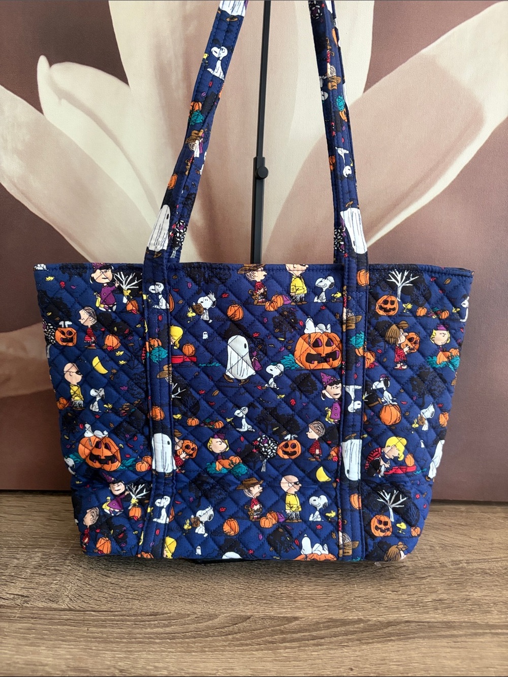 VB Iconic Small Vera Tote - Peanuts Halloween 🎃 👻 Limited Edition  NWT - Picture 2 of 7